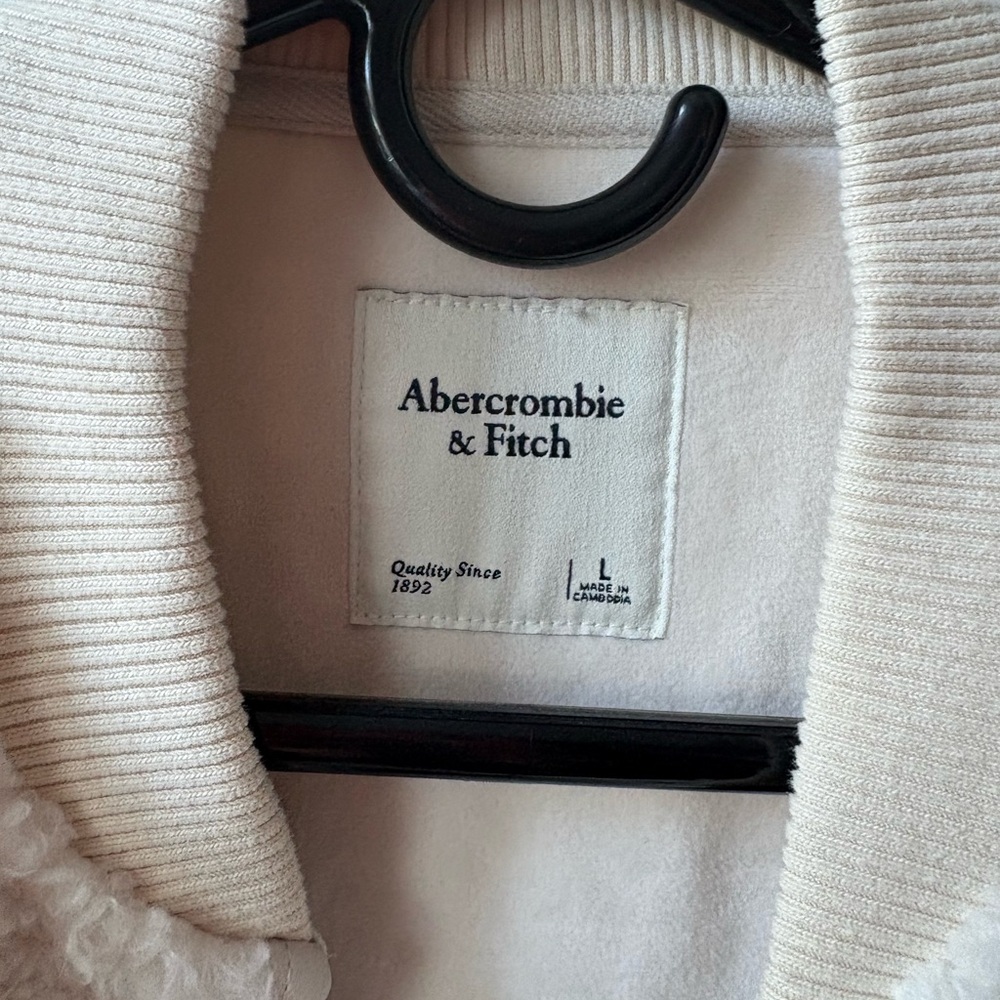 Abercrombie & Fitch Off-White Ribbed Collar